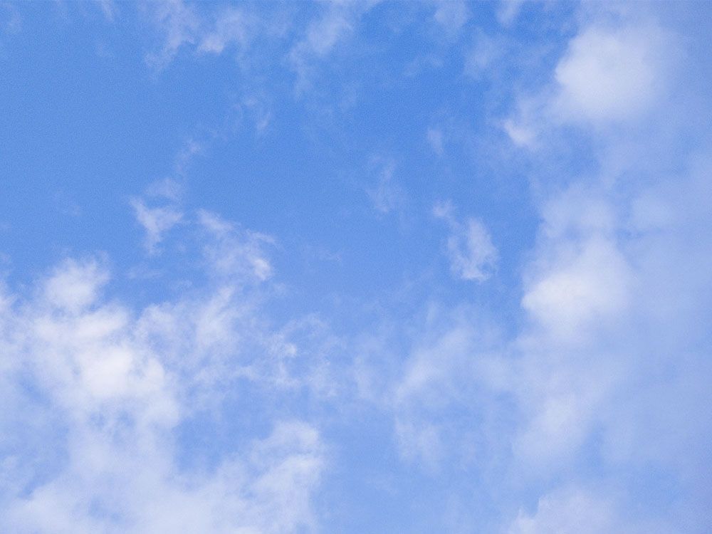 Cielo azul con nubes blancas