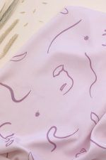 Tejido de viscosa de fondo malva con motivos de caras pictóricas, hojas y líneas simulando el viento en color malva oscuro