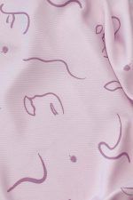 Detalle de tela de viscosa ODALOA con fondo malva con motivos de caras pictóricas, hojas y líneas simulando el viento en color malva oscuro