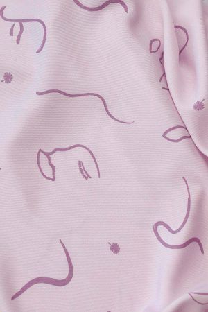 Detalle de tela de viscosa ODALOA con fondo malva con motivos de caras pictóricas, hojas y líneas simulando el viento en color malva oscuro