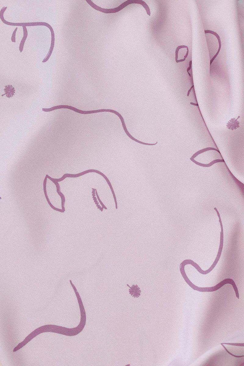 Detalle de tela de viscosa ODALOA con fondo malva con motivos de caras pictóricas, hojas y líneas simulando el viento en color malva oscuro