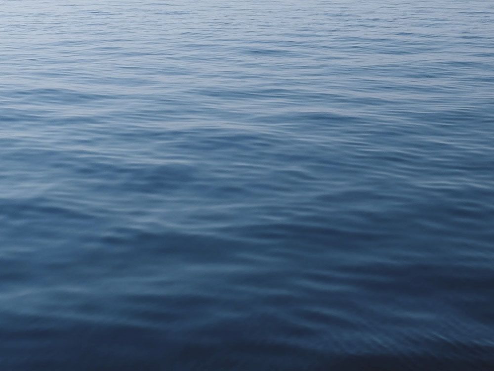Mar en calma con un color azul profundo