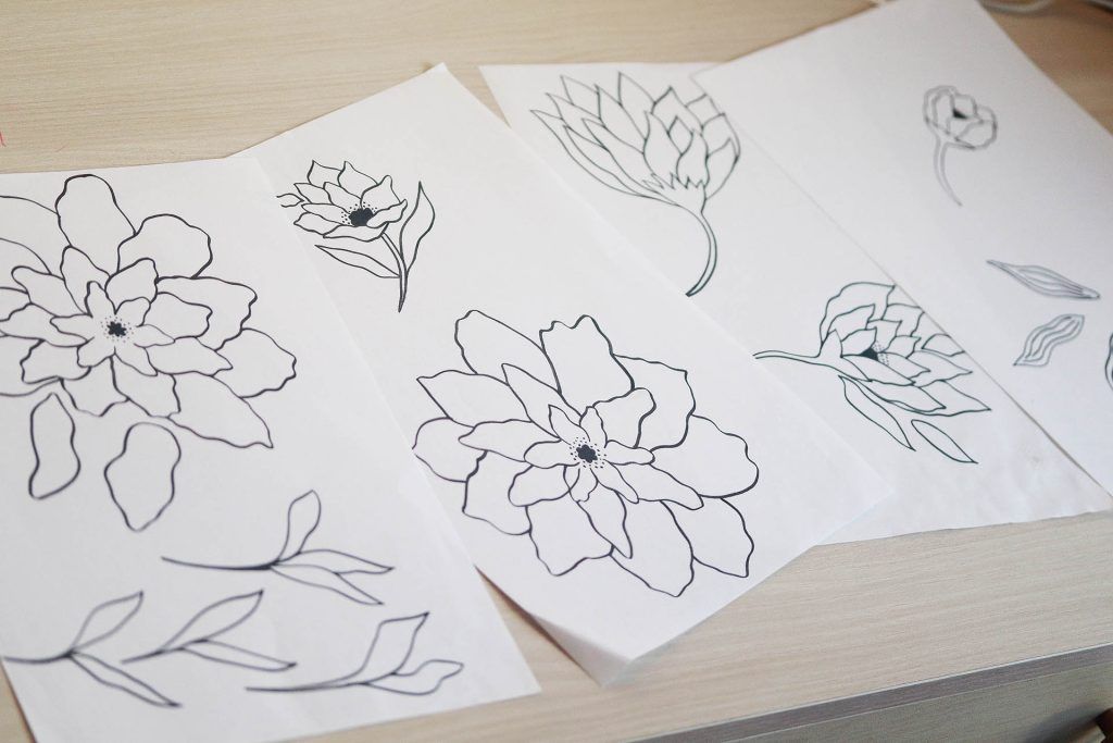 Varios folios con diferentes motivos de flores. Unas vistas de frente, otras de perfil y algunas perdiendo pétalos.