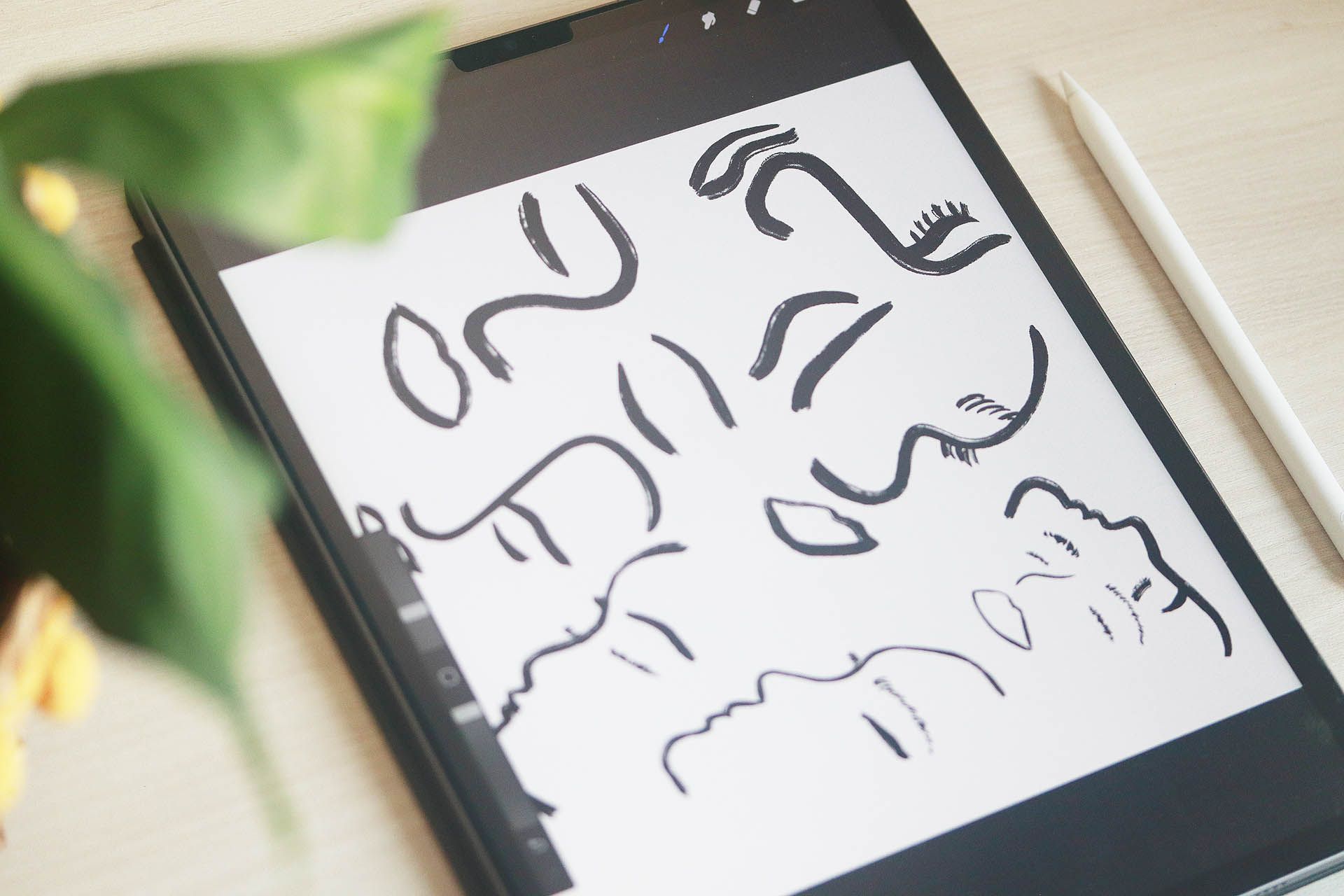 Diseño de caras para un estampado dibujadas en un iPad.
