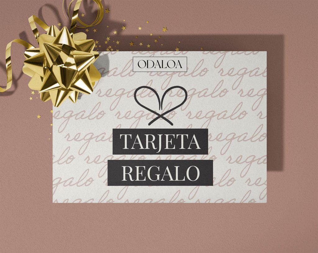 Tarjeta regalo de ODALOA, adornada con un lazo dorado, sobre un fondo liso de color arcilla.
