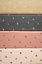 Cuatro tablas de tela con patrones de puntos y delicados dientecitos de león de colores pasteles que oscilan entre el blanco crema y el dorado sutil y detalles en rosa y el negro.