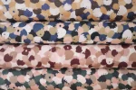 Conjunto de 4 tablillas de tela, apiladas una encima de otra. Las telas tienen estampados de flores abstractas en diferentes colores: azul, ocre, rosa, verde, blanco, burgundy.