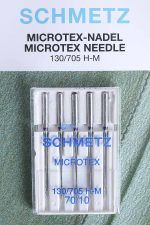 Blister blanco, con tapa transparente, de 5 agujas Microtex de grosor 70 de Schmetz.