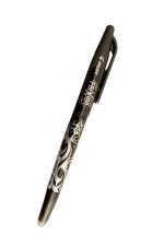 Boli, de cuerpo y capuchón negros, sobre fondo blanco. En el capuchón se pude leer Frixion Pilot. En la punta cuenta con un borrador.