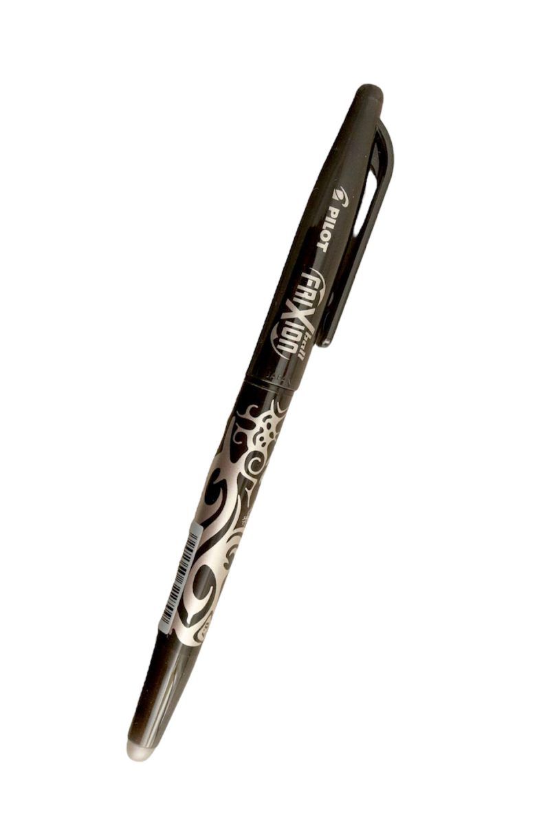 Boli, de cuerpo y capuchón negros, sobre fondo blanco. En el capuchón se pude leer Frixion Pilot. En la punta cuenta con un borrador.
