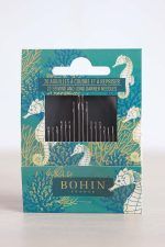 Blister de agujas surtidas para coser a mano. En el packaging aparecen caballitos de mar en color beige y corales en color verde claro y verde oscuro. Abajo se puede leer el nombre de la marca: BOHIN