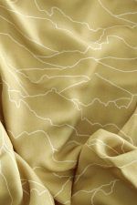 Horizonte gold Tela color golden (oro, pastel) con patrones que evocan el horizonte en líneas blancas.