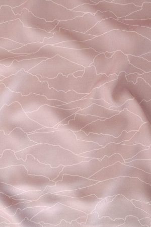 Tela horizonte con patrones de líneas blancas sobre tela sostenible de color rosa pastel.