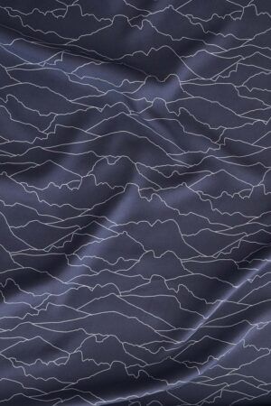 Tela azul oscuro en la que aparecen líneas en color blanco entrelazadas entre sí. Estas líneas son el contorno de diferentes montañas de la geografía española, como el Monte Oroel, Naranjo de Bulmes, Pedraforca, peñas de Islallana, peñas de Aya, el Teide, pico del lobo, sierra de la Tramuntana con el pico Puig Major, Veleta, entre otros.