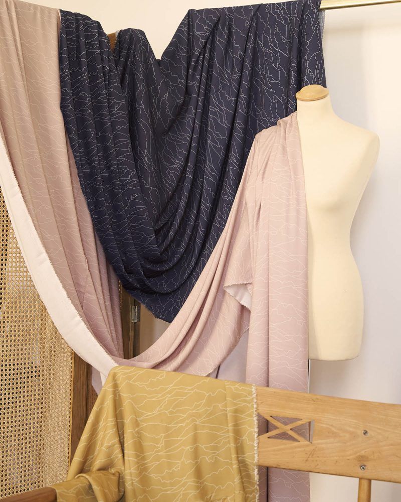 Muestras de telas y estampados "Horizonte" acompañados de un maniquí de costura.