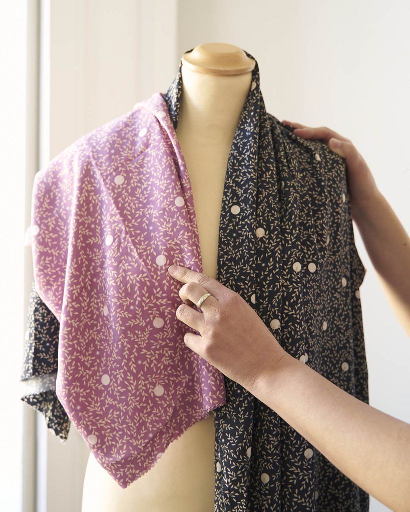 Diseño de textiles sobre busto de costura, luciendo hermosa tela de colores pasteles claros con patrones de lunares y líneas que imitan pequeñas ramas con muchas hojas.