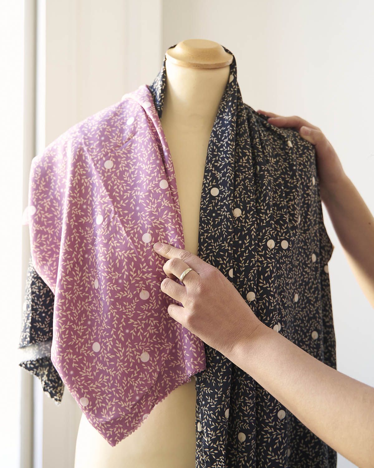 Diseño de textiles sobre busto de costura, luciendo hermosa tela de colores pasteles claros con patrones de lunares y líneas que imitan pequeñas ramas con muchas hojas.