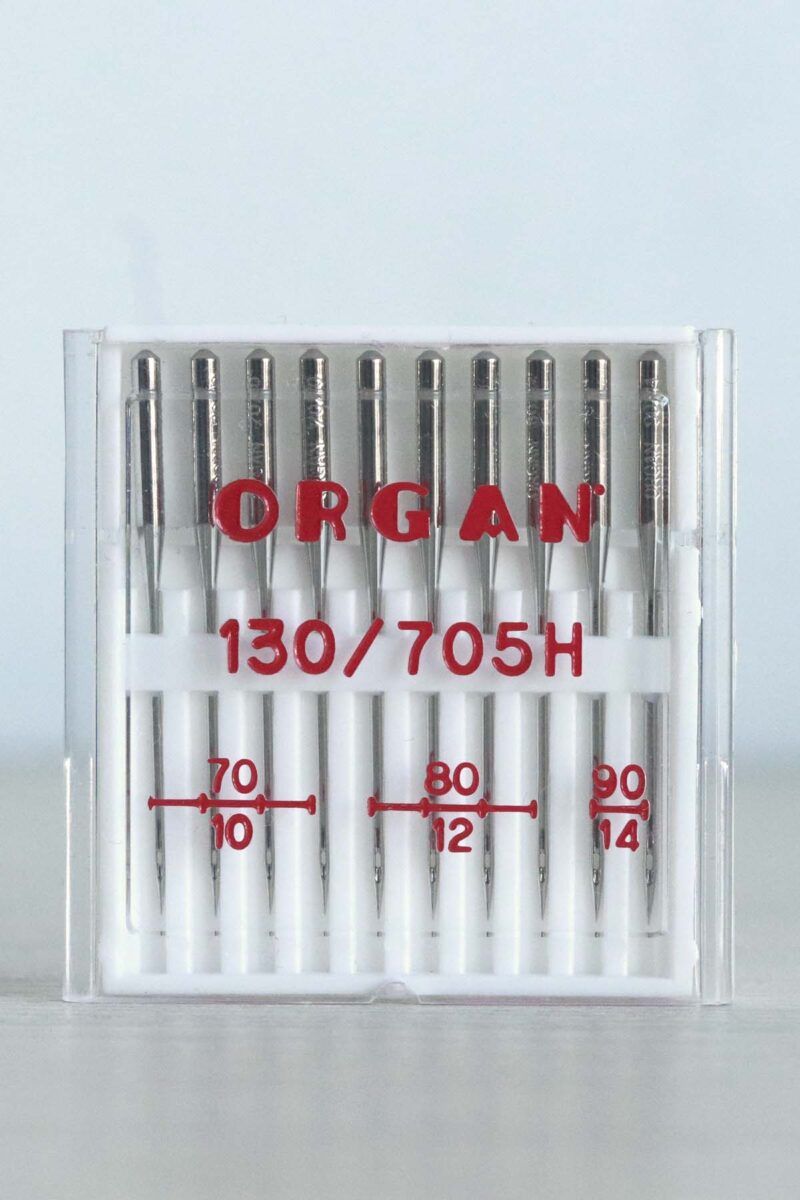 Agujas universales organ surtido Cajita blanca con surtido de 10 agujas de coser a máquina universales. En la caja se puede leer en rojo la marca, ORGAN, y los grosores de la aguja: 70, 80 y 90.