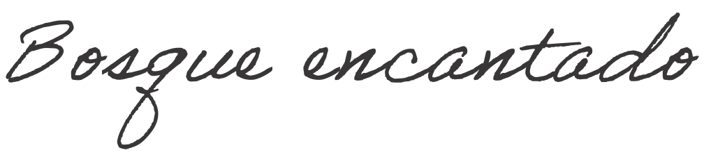 Imagen de las palabras con una tipografía que imita estar escrita a mano, en color negro "Bosque encantado"