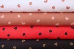 Viscosas Ecovero con estampado de huellas Cuatro tablillas de telas están apiladas unas sobre las otras. Todas tienen el mismo estampado pero en colores diferentes. El estampado es de huellas de cierno. Una es azul oscuro, casi negro, con huellas ocre, otra es rojo intenso con huellas en color azul oscuro, otra es marrón con huellas en marrón claro y otra es color blanco crema con huellas en color marrón.