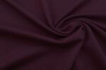 Plano cerca de la textura de una tela de punto camiseta de algodón en color mora