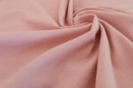 Tejido algodón orgánico rosa palo Primer plano de la textura de la tela de punto camiseta en color rosa palo