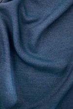Tela Tencel Denim azul Primer plano de una tela de Tencel en azul denim. La tela no está completamente estirada, si no que hace surcos mostrando el comportamiento de una tela con caída.