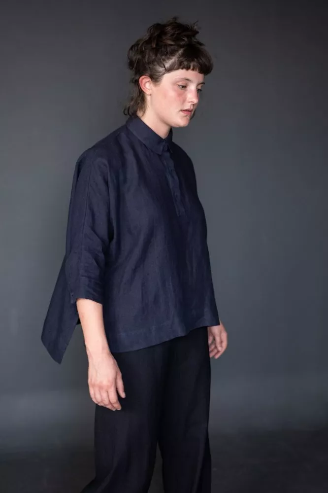 Mujer luce en fondo azul una camisa de ramio ELLSWORTH Merchant and mill.