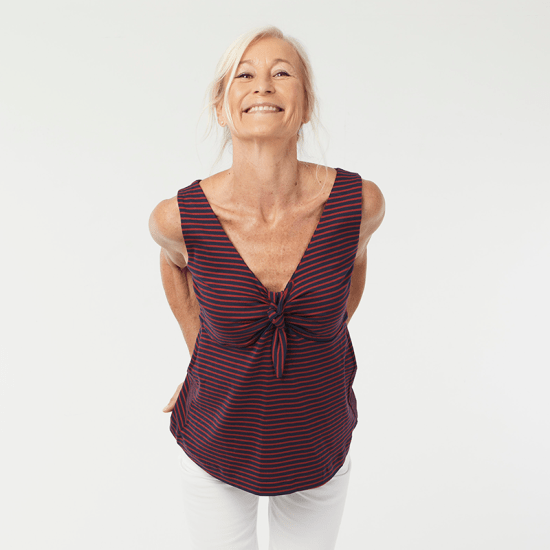 Mujer vistiendo hermosa camiseta/vestido ilustrativo de patrón de costura.
