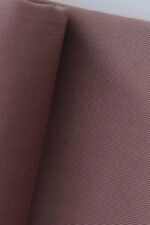 Tela de gabardina rosa Plano detalle del entremado de sarga de una tela de gabardina rosa