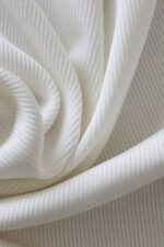Tela rib knit de viscosa en color crudo