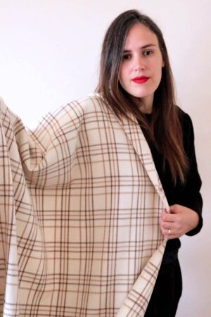 Mujer mostrando tela de abrigo de lana 100%