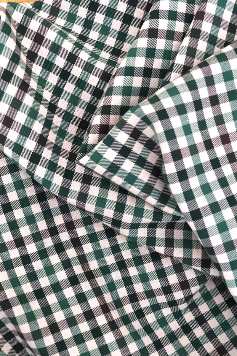 Tela de sarga de algodón de cuadros verde haciendo dobleces