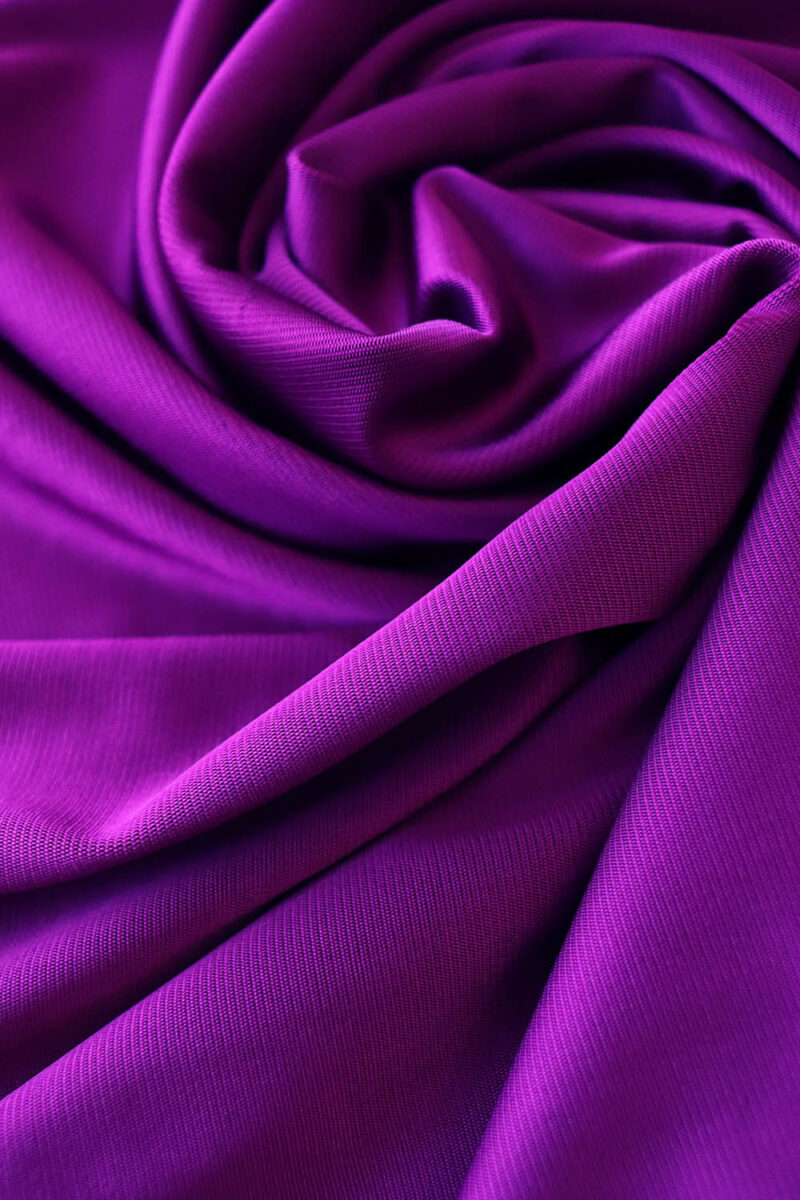 Tela de punto viscosa satinada en color púrpura
