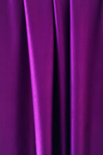 Tela punto viscosa satinada Tela de punto viscosa para coser camisetas, vestidos o pantalones fluidos en color púpura