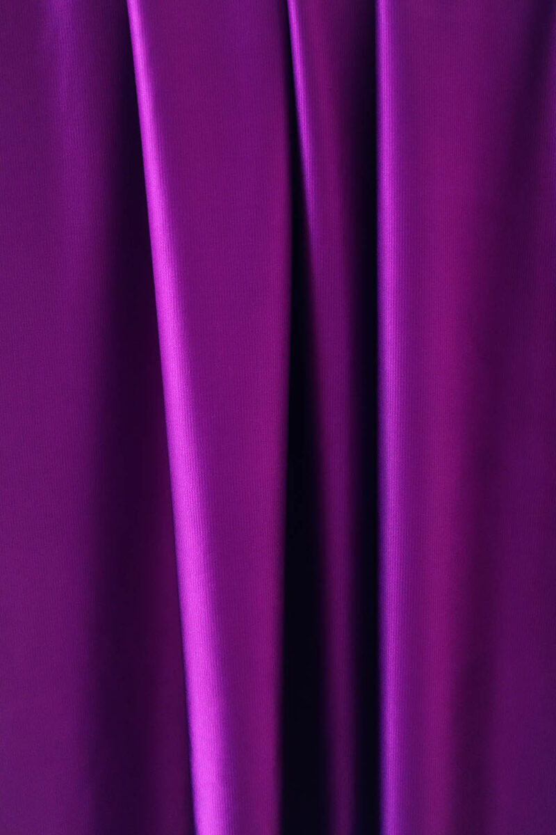 Tela punto viscosa satinada Tela de punto viscosa para coser camisetas, vestidos o pantalones fluidos en color púpura