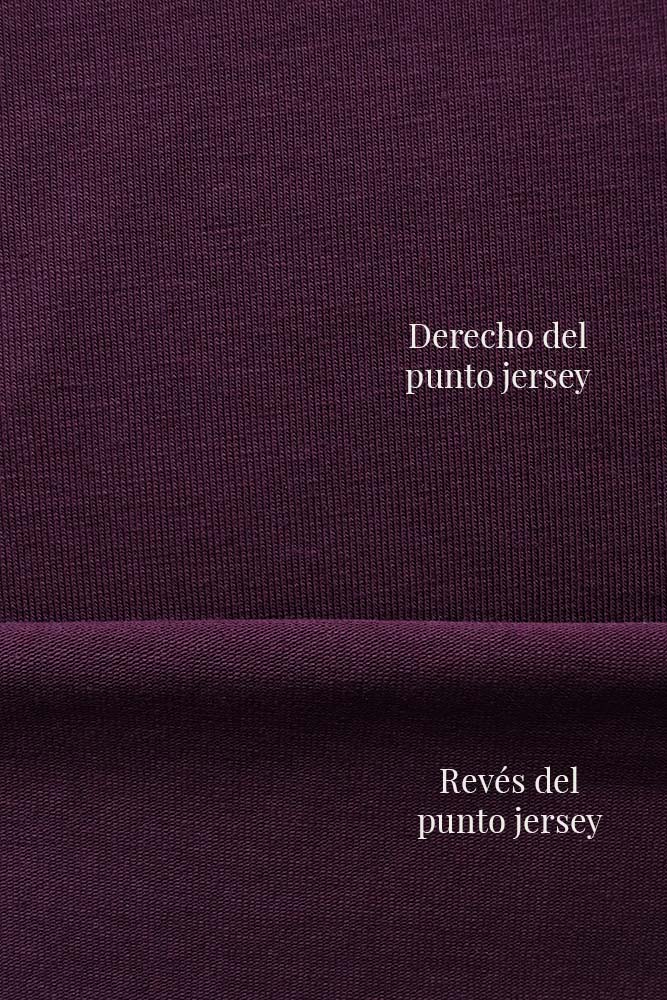 Imagen de una tela de punto jersey de algodón orgánico en color mora que muestra cuál es el derecho y cuál es el revés del punto jersey.