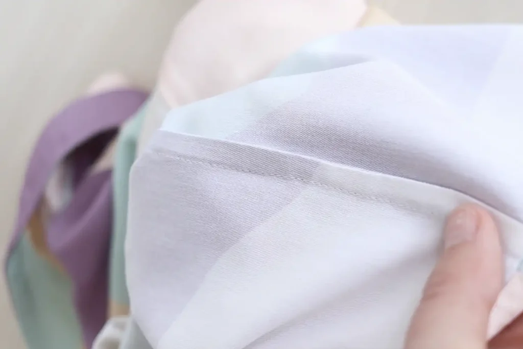 Interior blanco de un camisa en el que se ve un acabado con costura francesa